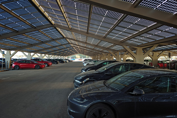 Auf den Parkplätzen der Mitarbeiter stehen zahlreiche Tesla-Modelle. (Foto: Friedhelm Greis/Golem)