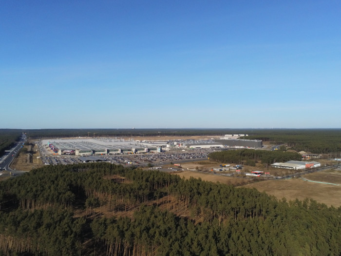 Links an der Fabrik verläuft die Autobahn 10. (Foto: Friedhelm Greis/Golem)