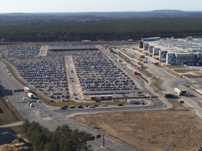 Im Vordergrund befindet sich ein Supercharger. An vielen Parkplätzen lässt sich per Wechselstrom laden. (Foto: Friedhelm Greis/Golem)