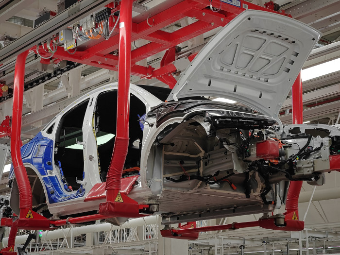 Bei der sogenannten Hochzeit werden Karosserie und Batterie samt Fahrwerk miteinander verbunden. (Foto: Friedhelm Greis/Golem)