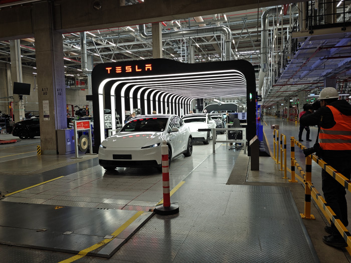 Bislang fahren noch Mitarbeiter die neuen Autos aus der Halle. Das soll künftig autonom erfolgen. (Foto: Friedhelm Greis/Golem)