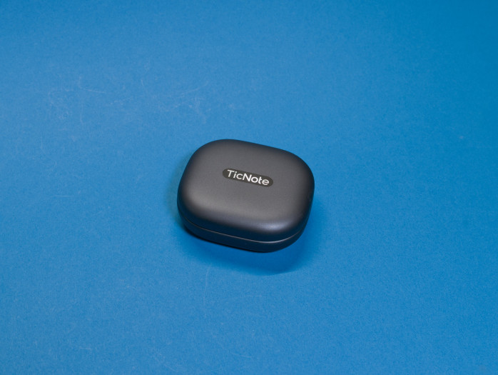 Das Etui der Ticnote Pods dient nicht nur dem Aufladen, sondern auch dazu, Gespräche aufzunehmen und in die Cloud zu laden. (Bild: Tobias Költzsch/Golem)
