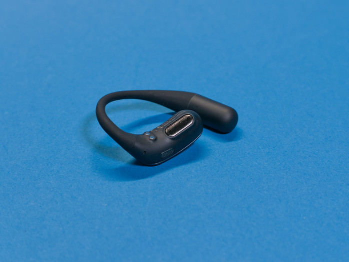Geladen werden die Ticnote Pods im Etui über zwei Pins. (Bild: Tobias Költzsch/Golem)