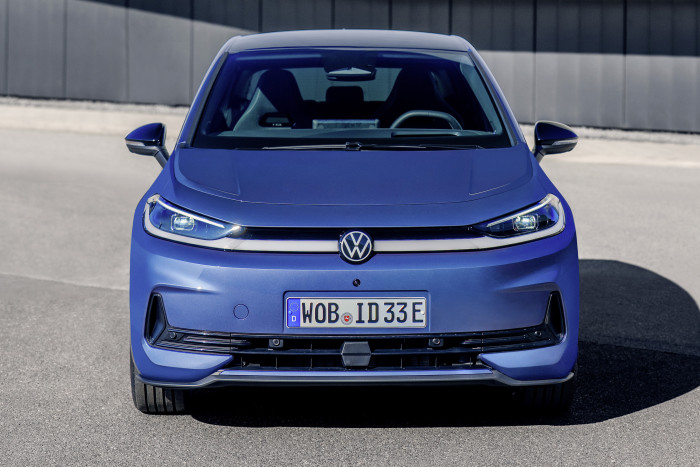Die Scheinwerfer des ID.3 Neo werden durch eine glasüberbaute Querspange verbunden, die beleuchtet werden kann. (Foto: VW) 