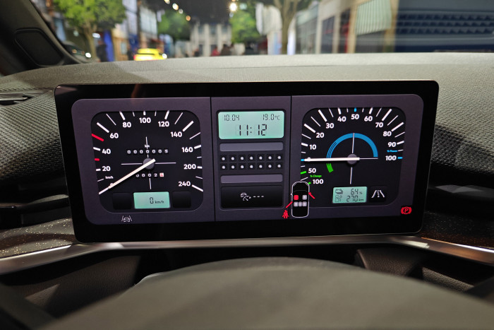 Das Fahrerdisplay ist deutlich größer geworden und hat einen Retrolook. (Foto: Friedhelm Greis/Golem)  