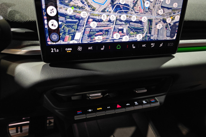 Unterhalb des Zentralbildschirms befinden sich neue Taster für die Klimasteuerung. Die ungeliebten Touchslider sind verschwunden. (Foto: Friedhelm Greis/Golem)  