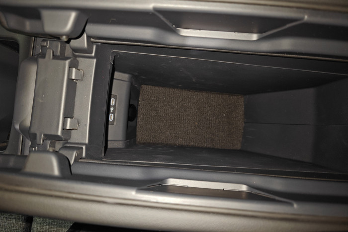 Die USB-C-Anschlüsse befinden sich etwas versteckt im Stauraum der Mittelkonsole. (Foto: Friedhelm Greis/Golem)  