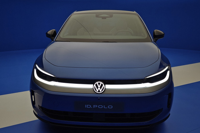 Je nach Ausstattung leuchtet das LED-Band zwischen den Scheinwerfern und das VW-Logo. (Foto: Friedhelm Greis/Golem)