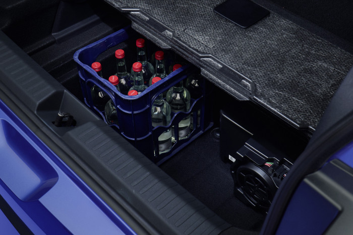 Von der Höhe her passen sogar Getränkekisten in dieses Fach. (Foto: VW)