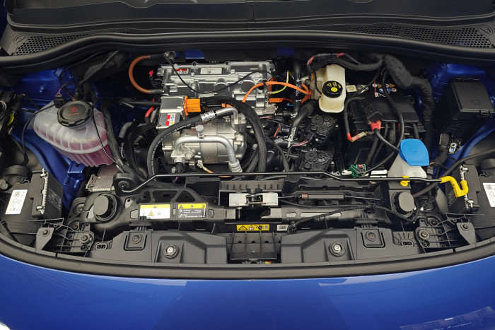 Der komplette Antrieb mit der Steuerungs- und Ladeelektronik ist in der Front untergebracht. (Foto: Friedhelm Greis/Golem)
