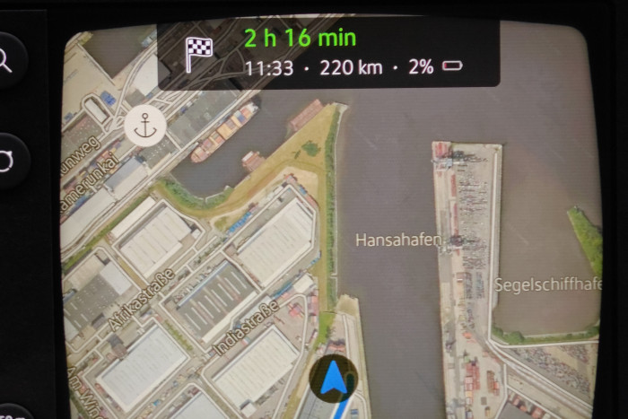 Die Navigationskarte erscheint wie in einem kleinen Röhrenfernseher. (Foto: Friedhelm Greis/Golem) 