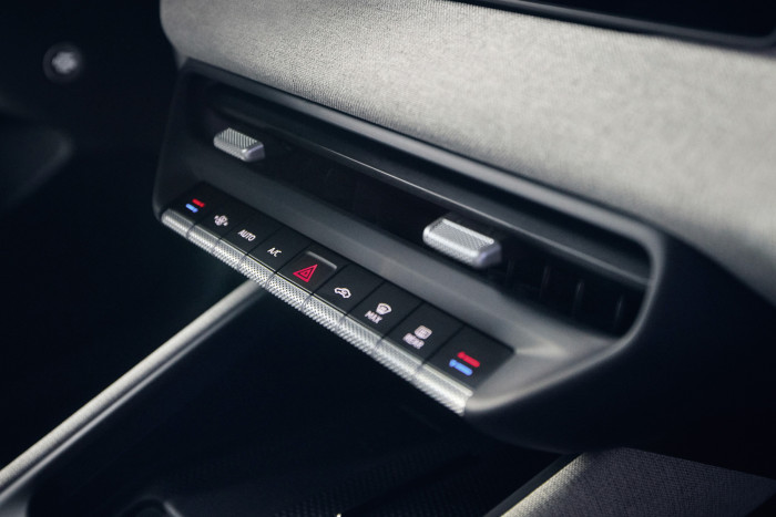 Unterhalb des Zentralbildschirms befinden sich Taster für die Klimasteuerung. (Foto: VW)
