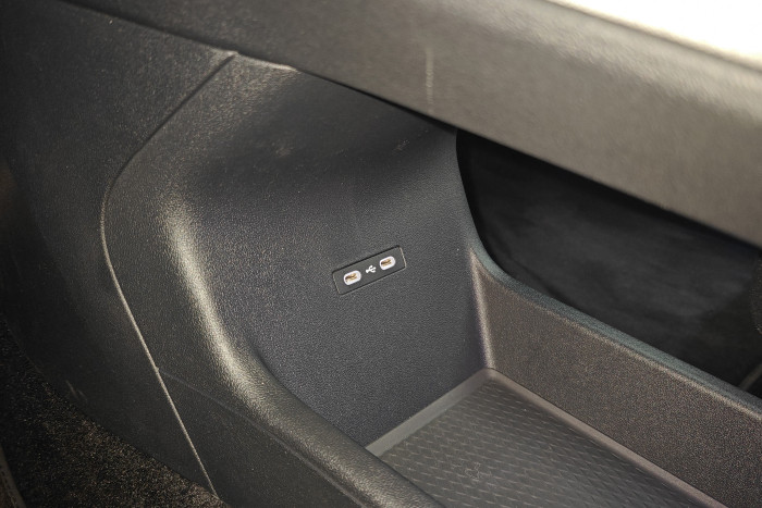 Unter der Ablage befinden sich zwei USB-C-Buchsen. (Foto: Friedhelm Greis/Golem) 