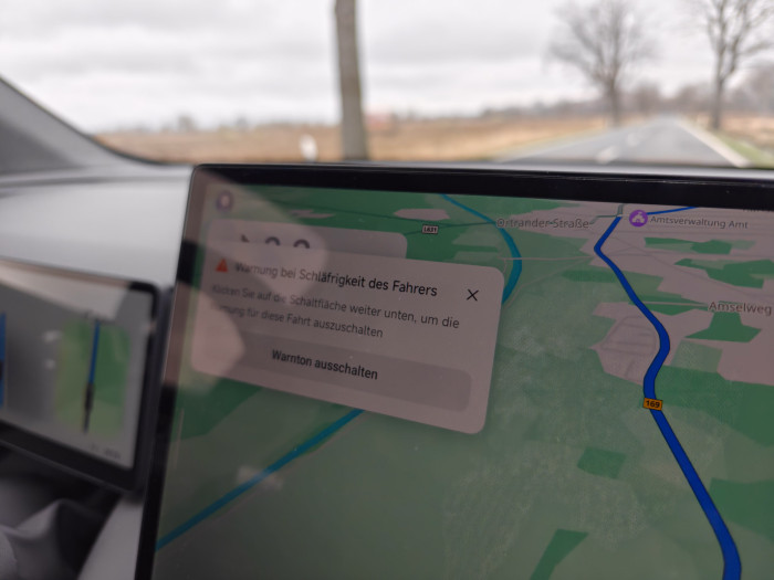 Der G6 hat als modernes Auto zahlreiche Fahrassistenzsysteme. Der Müdigkeitswarner lässt sich durch simuliertes Gähnen leicht auslösen. (Bild: Martin Wolf/Golem)