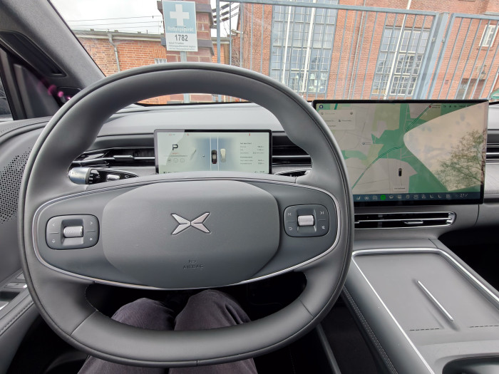 Das Lenkrad erinnert von den Bedienelementen an die von Tesla. Die Rädchen und Knöpfe sind teilweise je nach Nutzungsszenario unterschiedlich belegt. (Bild: Martin Wolf/Golem)