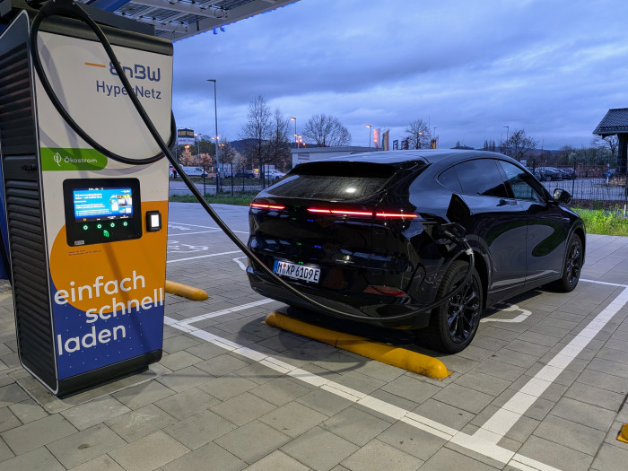 Der Xpeng G6 lädt auf dem Papier mit 451 kW, in der Praxis wird diese Ladgeschwindigkeit aber nicht erreicht. Dank guter Ladekurve lädt der Wagen trotzdem schnell. (Bild: Tobias Költzsch/Golem)