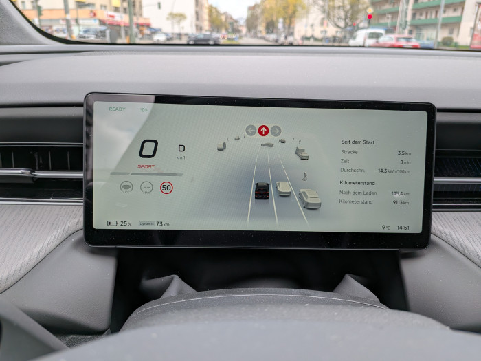 Hinter dem Lenkrad ist ein 10,25 Zoll großes Fahrdisplay eingebaut, das alle wichtigen Informationen anzeigt. (Bild: Tobias Költzsch/Golem)