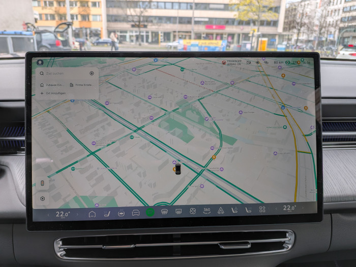 Das Display in der Mitte des Armaturenbretts ist 15,6 Zoll groß. (Bild: Tobias Költzsch/Golem)