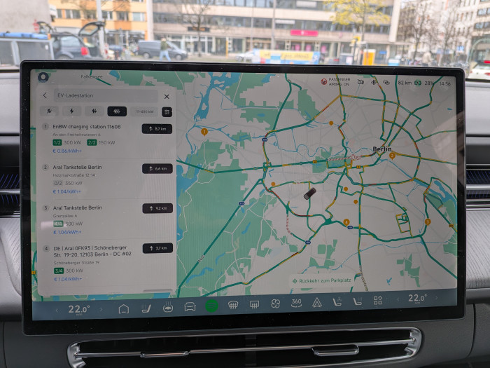 Das Navigationssystem zeigt Livedaten vom Verkehr und von Ladestationen an. (Bild: Tobias Költzsch/Golem)