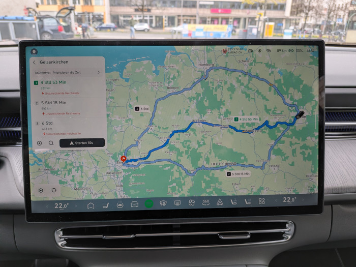 Das Navi zeigt geplante Routen zunächst ohne Ladestopps an. (Bild: Tobias Költzsch/Golem)