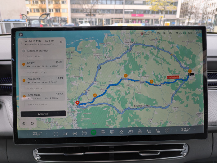 Auf Knopfdruck können Nutzer Ladestopps hinzufügen. In den Einstellungen lässt sich auch auswählen, mit wie viel Prozent der Fahrer an der Ladesäule und am Ziel ankommen möchte. (Bild: Tobias Költzsch/Golem)