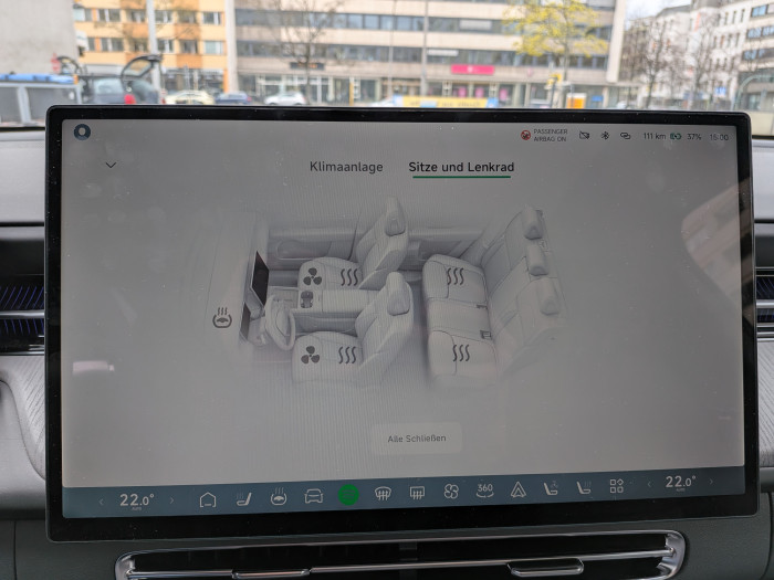 Etwas umständlich ist die Aktivierung der Sitzheizung der Rücksitze: Das geht nur über das Infotainmentdisplay oder per Spracheingabe. (Bild: Tobias Költzsch/Golem)
