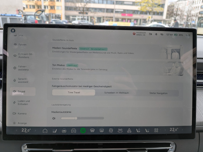 Das Menü bietet zahlreiche Einstellungsmöglichkeiten, auch was den Fahrsound betrifft. (Bild: Tobias Költzsch/Golem)