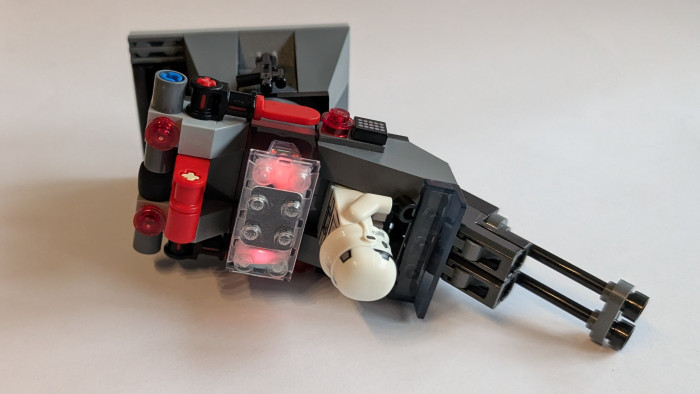 Schmeißt man die imperiale Laserbatterie um, leuchtet der Smart Brick auf und man hört Explosionsgeräusche. (Bild: Emanuel Kessler)