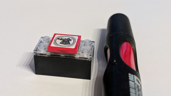 Auch auf einen Stift reagiert der Smart Brick. (Bild: Emanuel Kessler)