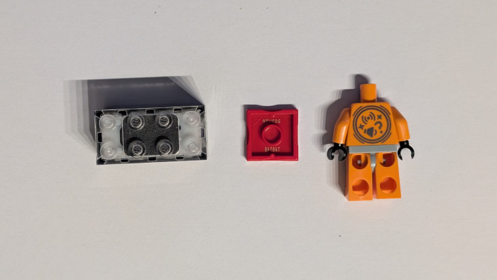 Das sind die Smart-Play-Elemente: der Brick, der Tag und eine Minifigur. (Bild: Emanuel Kessler)