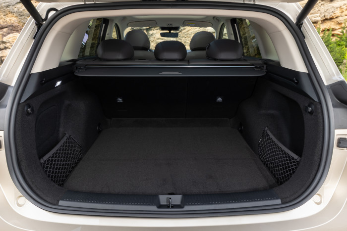 Selbst für Familienurlaube oder Großeinkäufe sollten die 674 Liter Stauraum im Heck ausreichen. (Bild: MG)