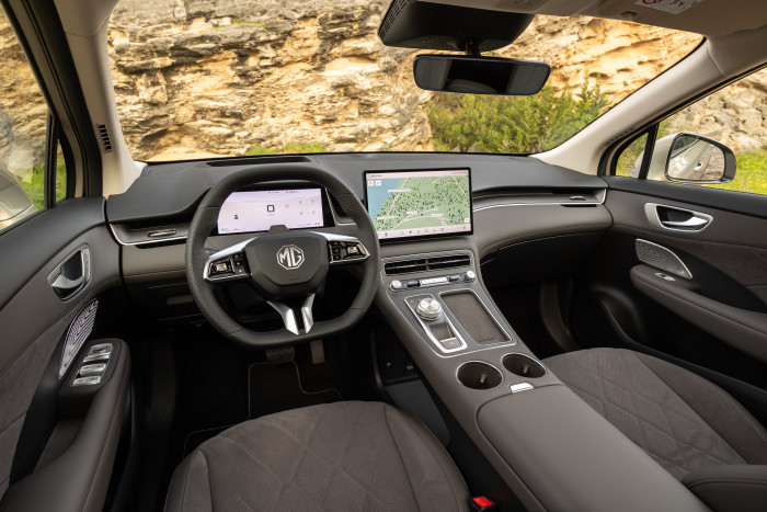 Gute Mischung aus berührungsempfindlichem Bildschirm sowie haptischen Drehrädern und Tasten fürs Klima sowie Assistenten und Medien am Lenkrad (Bild: MG)