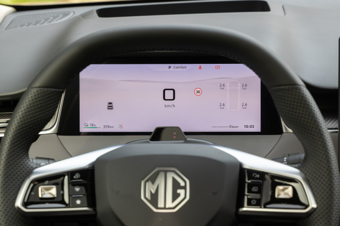 Der Fahrer hat alle Infos hinter dem Lenkrad im 10,25 Zoll großen Display im Blick. Der MG S6 bietet aber auch ein Head-up-Display. (Bild: MG)