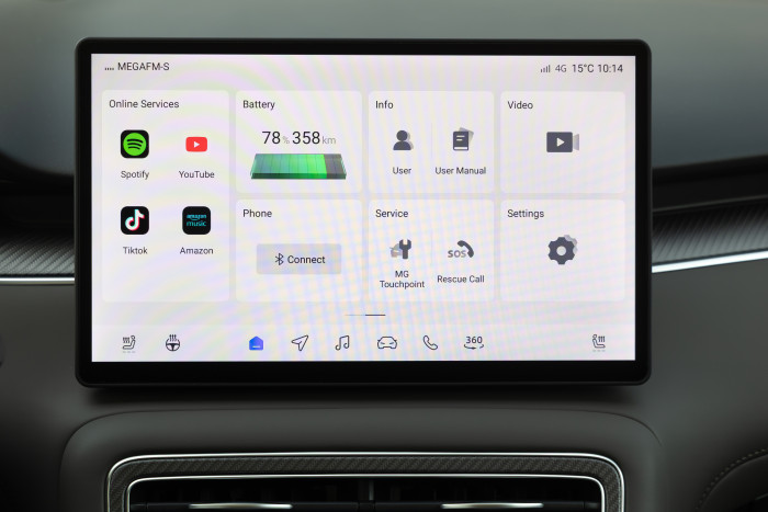 In Kachel-Optik zeigt die Startseite auf dem 12,8 Zoll großen Bildschirm die wichtigsten Einstellungen. (Bild: MG)
