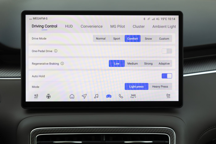 Die Fahreigenschaften lassen sich den eigenen Wünschen anpassen; bei entsprechender Umstellung natürlich auch auf Deutsch. (Bild: MG)