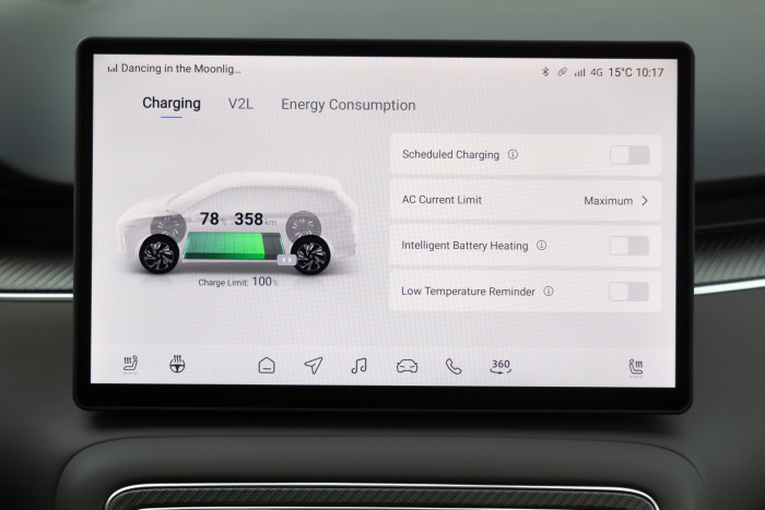 Die Energieabgabe per V2L wird unterstützt. Mit 38 Minuten Ladezeit von 10 auf 80 Prozent zählt der MG S6 allerdings nicht zu den schnellsten E-Autos. (Bild: MG)