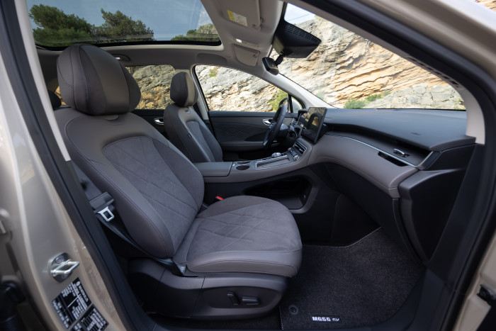 Das große Glasdach sorgt für angenehme Lichtstimmung im aufgeräumten Cockpit. (Bild: MG)