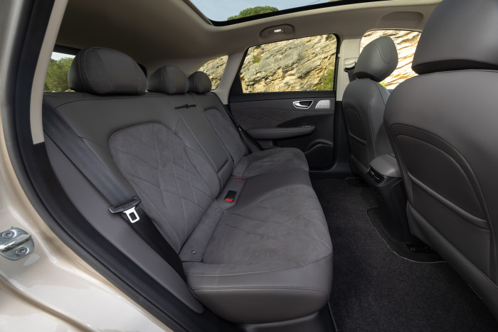 Für bequemes Sitzen im Fond sorgen 2,84 m Radstand und das etwas höher liegende Glasdach. (Bild: MG)