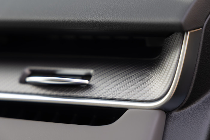 Karbonoptik beim Lüftungsauslass. Die Strömungsrichtung der Luft lässt sich mit dem silbernen Knauf beeinflussen. (Bild: MG)