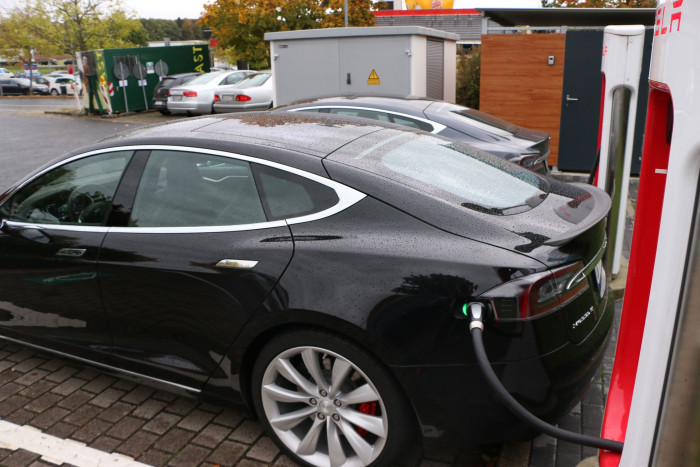 Gebührenfreies Laden an Tesla-Superchargern gilt für Fahrzeuge, die vom Marktstart bis April 2017 in Deutschland zugelassen wurden. (Bild: Friedhelm Greis)
