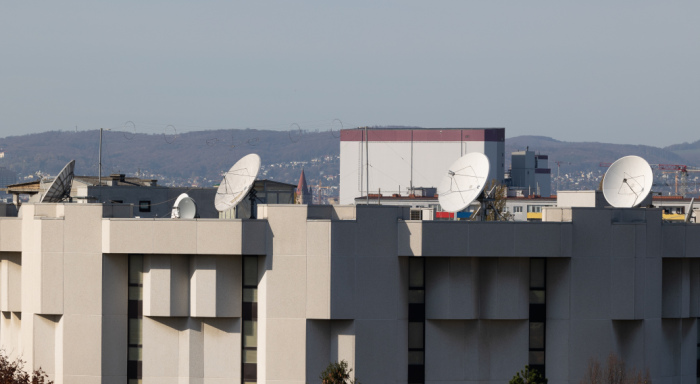 Die vier größten Dishes am Dach der russischen UN-Botschaft im 22. Bezirk mit etwa 4 m Durchmesser zielen auf Positionen zwischen 3° und 10° Ost im Orbit. Dort steht kein einziger russischer Satellit, wohl aber sieben Eutelsats. (Bild: CC 3.0 Nomen Nescio)