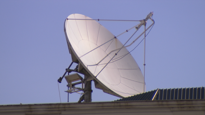 Der zweite große Dish auf einem Nebengebäude hat mehr als 3 m Durchmesser und ist mit einer Aufhängung für eine Sendestufe ausgestattet, die fehlt jedoch. Hier wurde offensichtlich eine Sendeantenne für Empfang im C-Band umfunktioniert. (Bild: CC 3.0 Nomen Nescio)