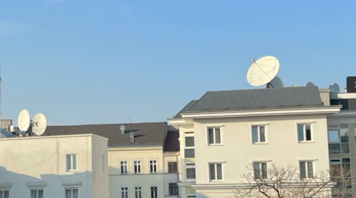 Ganz links ist die Sendeantenne zu sehen, der Dish dahinter zielt auf Eutelsat 7 A, ganz rechts ist die große C-Band-Schüssel. Deren LNC stammt von Norsat, einer Sat-Firma aus Kanada, deren Equipment auch auf der großen Station in Wien 22 zum Einsatz kommt. (Bild: CC 3.0 Nomen Nescio)