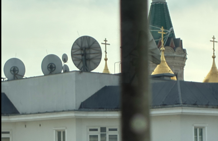 Das sind die Dishes, die nach Osten gerichtet sind. Die beiden kleinen übereinander sollten für Sat-TV via Astra (19,2° Ost) und Eutelsat Hotbird (13° Ost) mit 90 beziehungsweise 120 cm Durchmesser sein. Die drei großen Schüsseln sollten zwischen 2,50 und 3 m Durchmesser haben. (Bild: CC 3.0 Nomen Nescio)