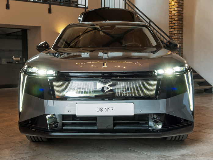 Die Scheinwerfer und Tagfahrlichter geben dem Fahrzeug einen aggressiven Look. (Bild: Tobias Költzsch/Golem)