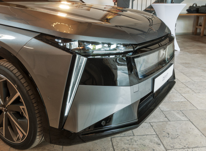 Die Matrix-Scheinwerfer blenden automatisch Bereiche mit Gegenverkehr aus. (Bild: Tobias Költzsch/Golem)