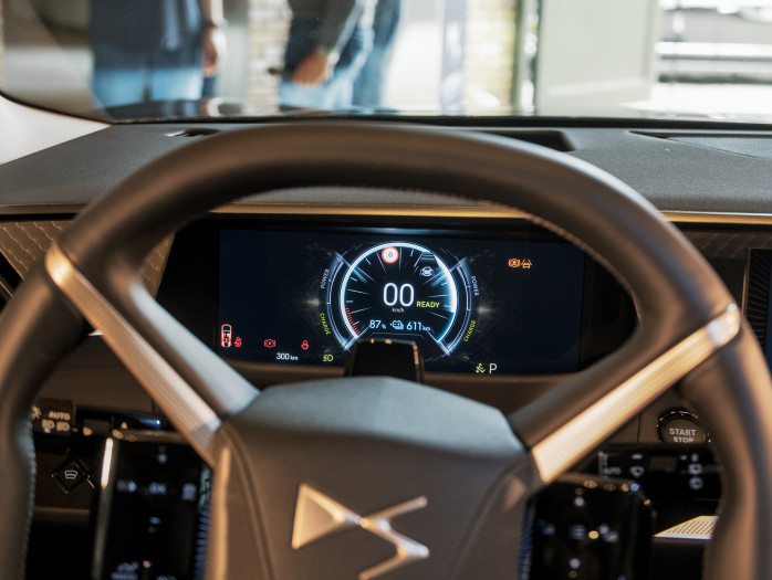 Hinter dem Lenkrad ist ein Fahrdisplay verbaut. (Bild: Tobias Költzsch/Golem)