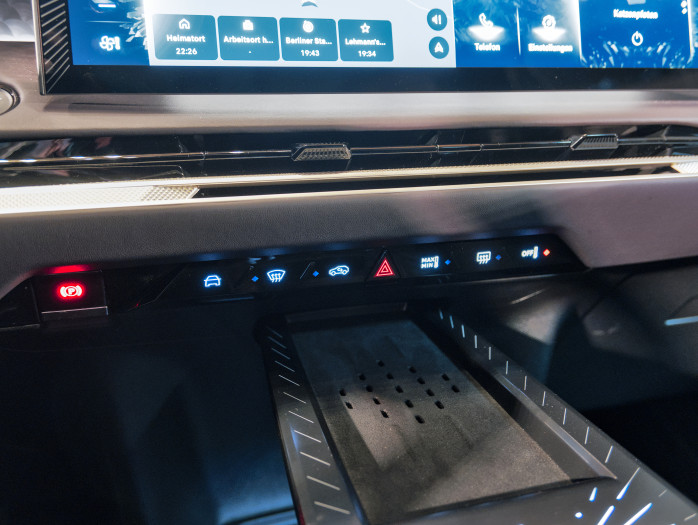 Einige Funktionen können direkt über Buttons erreicht werden. (Bild: Tobias Költzsch/Golem)