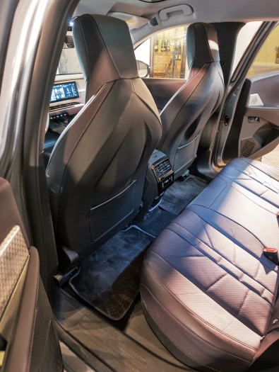 Wie bei vielen Elektroautos ist der Boden im Fond recht hoch. (Bild: Tobias Költzsch/Golem)