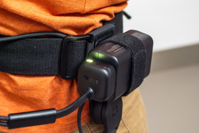 Der Einschalter befindet sich am Stecker, mit dem der Akku mit dem System verbunden wird. (Bild: Martin Wolf/Golem)